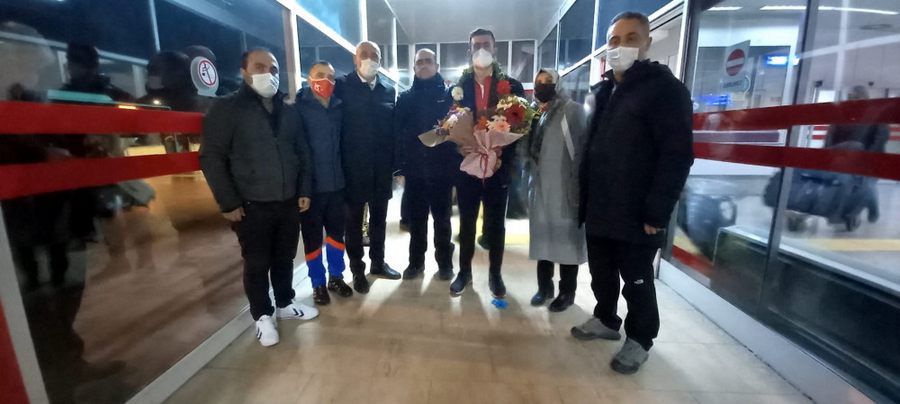 Milli sporcu Kardesler, Isitme Engelliler Dünya Karate Sampiyonasi’nda bronz madalya kazandi